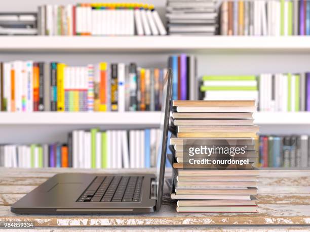 laptop en boeken in bibliotheek - enciclopedia stockfoto's en -beelden
