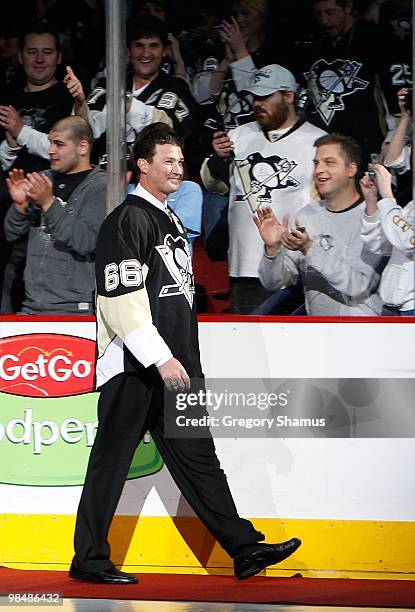 Mario Lemieux of the Pittsburgh Penguins acknowledges the crowd during a pregame alumni ceremony before the final home game at the Mellon Arena prior...