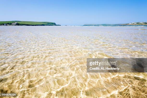 shallow water at tregirls beach - retreating stock-fotos und bilder