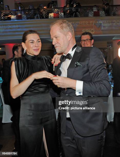 Die Schauspielerin Christiane Paul und Vincent de La Tour, Geschäftsführer Twentieth Century Fox, tanzen am beim 45. Deutschen Filmball im...