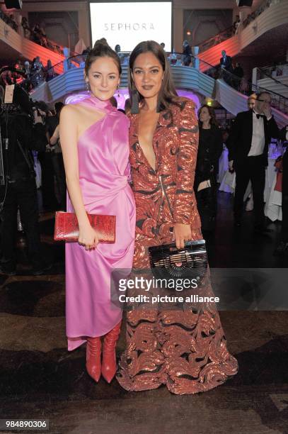 Actresses Nilam Farooq and Lea van Acken celebrating at the 45th German Film Ball in the Bayerischer Hof in Munich, Germany, 20 January 2018. Photo:...