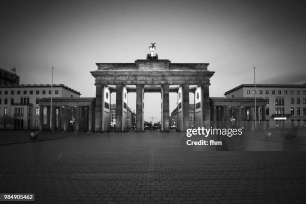 brandenburger tor (brandenburg gate) - (berlin, germany) - pariser platz stock-fotos und bilder