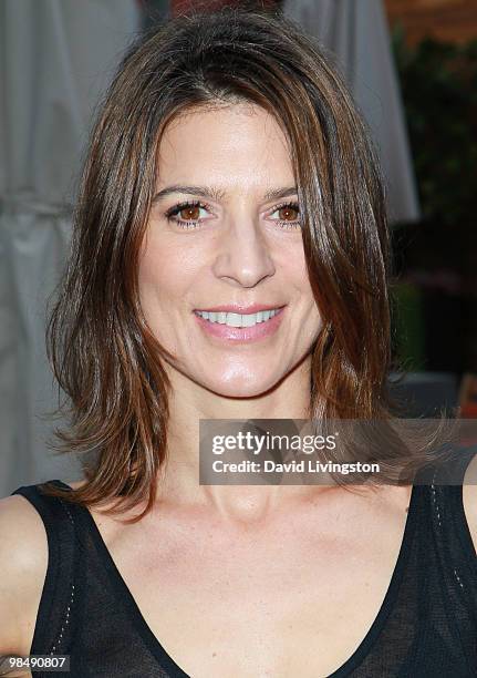 Actress Perrey Reeves attends an evening to benefit Heal the Bay hosted by La Perla on April 15, 2010 in Malibu, California.