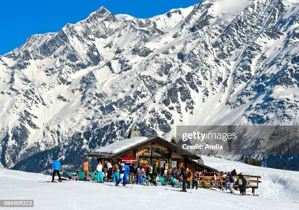 Les Contamines-Montjoie : restaurant on a ski run.