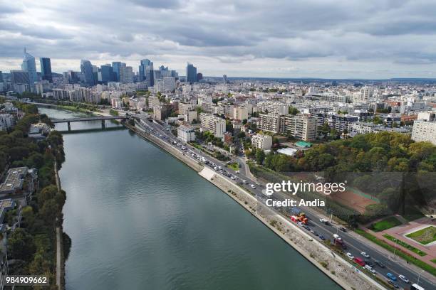 Courbevoie : overview of the city, the banks of the River Seine and the business district 'Paris La Defense' from the 'ile de la Jatte' island.