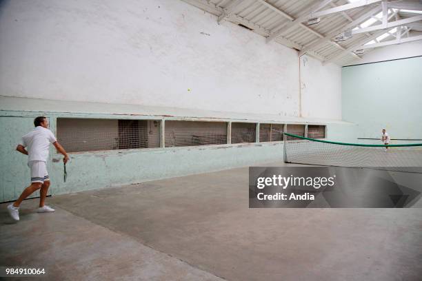 Demonstration of the 'jeu de paume' game at the fronton of Les Aldudes , in the Basque Country .