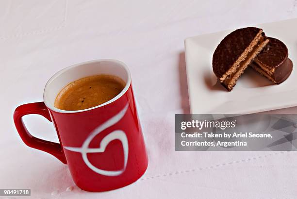 cup of coffee with cookies - viereckiger teller stock-fotos und bilder