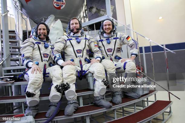 Dpatop - German astronaut Alexander Gerst , Russian Sergej Prokopjew and American Serena Aunon-Chancellor sit in a simulator at the...