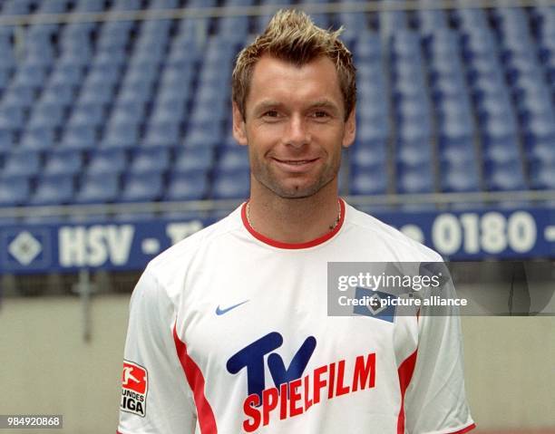 An archive picture taken on 11 July 2002 shows Wuerzburg's former manager Bernd Hollerbach as a Hamburg SV player in Hamburg, Germany. Photo: Sören...