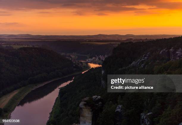 June 2018, Germany, Lohmen: The setting sun colours the sky at the Bastei viewpoint in Saxon Switzerland. Photo: Monika Skolimowska/dpa-Zentralbild/ZB