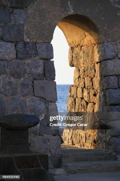 ...passage to sea... - lancet arch fotografías e imágenes de stock