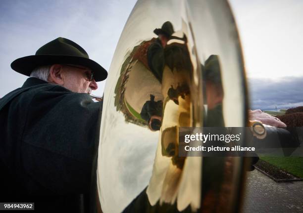 Dpatop - Fritz Humpert of the brass choir of the district hunters Dortmund blows his Parforce horn during the picture call before the fairs 'Jagd &...