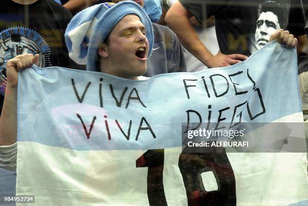 Fan of Diego Maradona is seen with a banner in Buenos Aires, Argenitina 10 November 2001. Un simpatizante agita una bandera, el 10 de noviembre de...