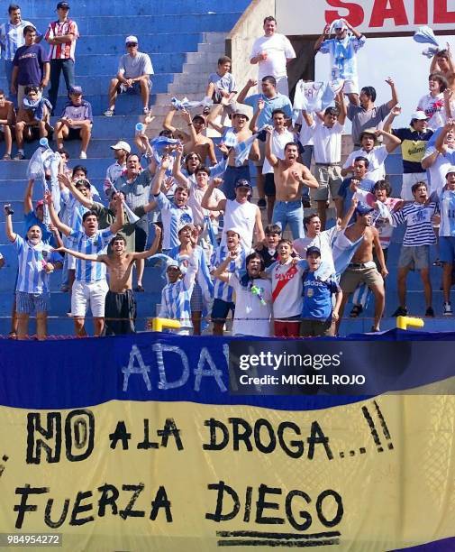 The paraclid of Argentina, with a poster to support the player, Diego Armando Maradona chant during a game 29 January 2000. La parcialidad de...