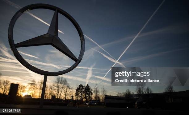 CThe sun comes up behind the Mercedes Star in the Mercedes-Benz plant in Sindelfingen, Germany, 25 January 2018. Photo: Sebastian Gollnow/dpa