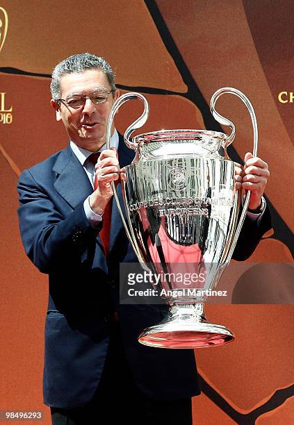 Alberto Ruiz Gallardon, mayor of Madrid holds the trophy during the UEFA Champions League trophy handover ceremony at Palacio de Cibeles on April 16,...