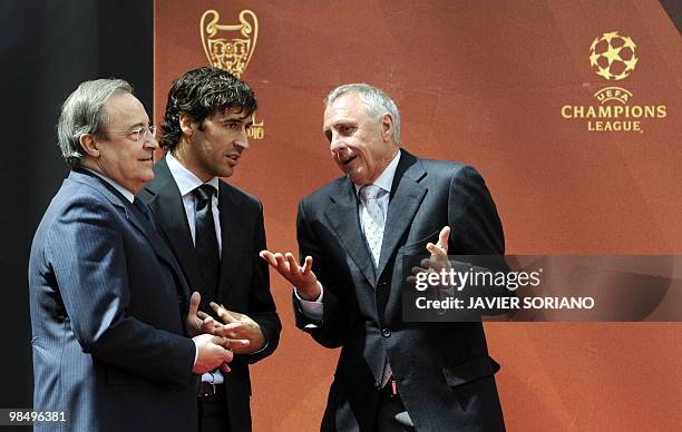 Barcelona's Honor President dutch Johan Cruyff , Real Madrid's captain Raul Gonzalez and Real Madrid's President Florentino Perez chat during the...