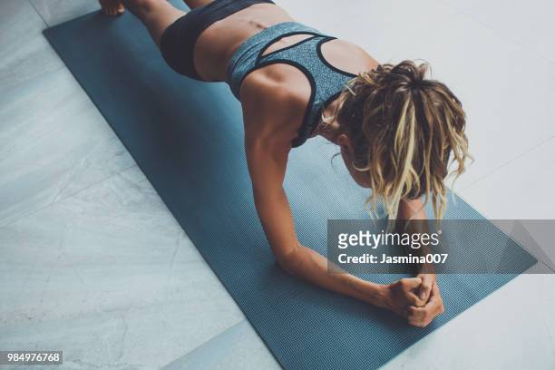 donna sportiva che fa esercizio fisico in palestra - dorsale foto e immagini stock