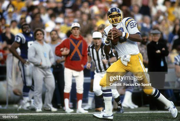 Tight End Kellen Winslow of the San Diego Chargers runs with the ball after a catch against the Baltimore Colts circa 1982 during an NFL football...