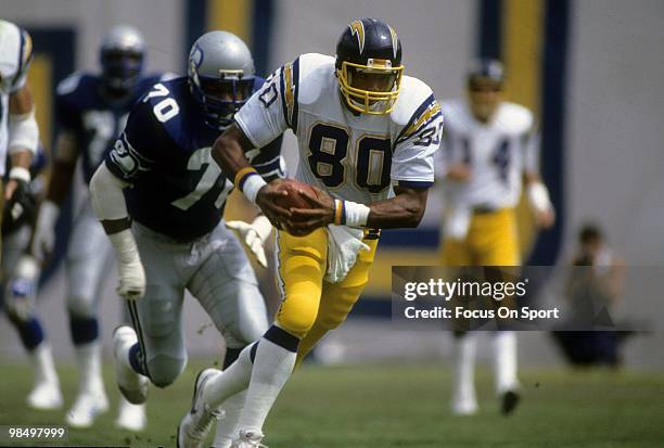 S : Tight End Kellen Winslow of the San Diego Chargers in action carries the ball against the Seattle Seahawks circa mid 1980's during an NFL...