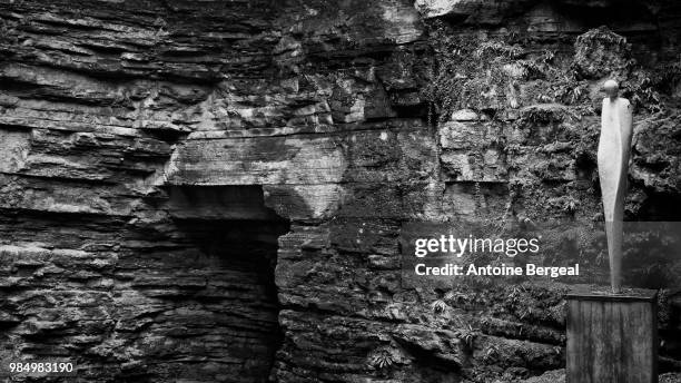 le gardien de la grotte - grotte stock pictures, royalty-free photos & images