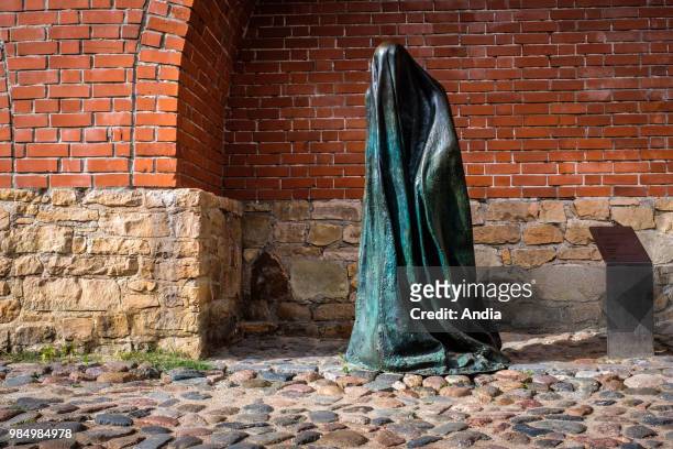 Riga. Bronze depicting a woman entirely covered by a veil, under the ramparts, in the historic center.