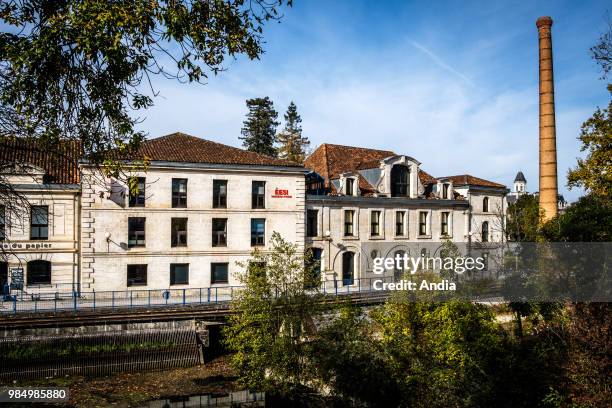 Angouleme : 'Ecole europeenne superieure de l'image, EESI', European School of Visual Arts, specializing in comic art on this site.