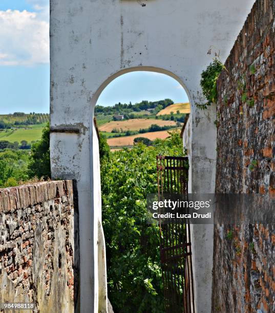 arco della collina - collana stock pictures, royalty-free photos & images
