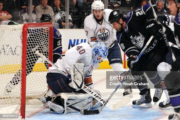 Jarret Stoll of the Los Angeles Kings tries to knock in the puck against Devan Dubnyk of the Edmonton Oilers on April 10, 2010 at Staples Center in...