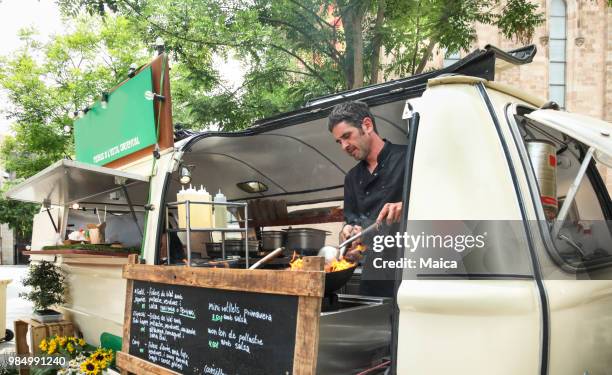 yakisoba street food - food truck festival stock pictures, royalty-free photos & images