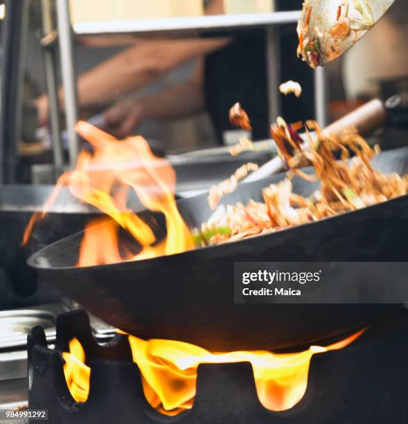 yakisoba straße nahrung - thailändische küche stock-fotos und bilder