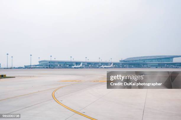 airport runway - airport runway stock pictures, royalty-free photos & images