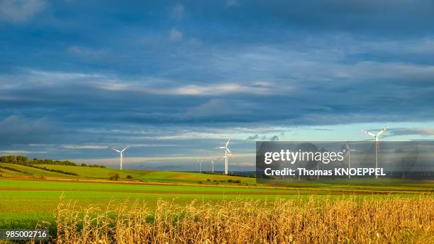 wind-park mit dramatische wolken - windpark stock pictures, royalty-free photos & images