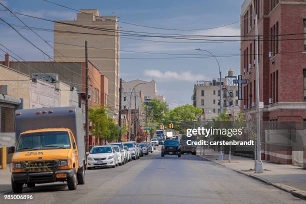 crescent street neerkijken op een zonnige dag - long island city stockfoto's en -beelden