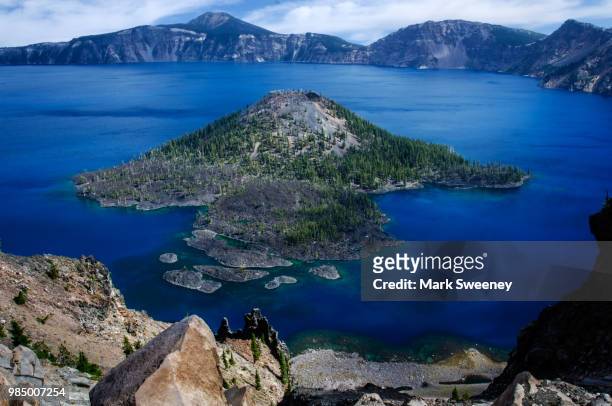 wizard island in crater lake national park oregon - wizard island stock pictures, royalty-free photos & images