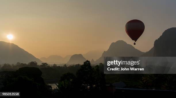 sunset in vang vieng - vang vieng balloon stock-fotos und bilder