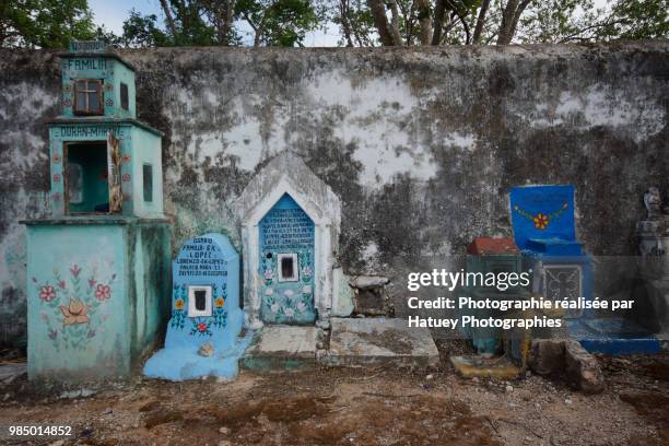 hoctun, a mayan cemetery in yucatan - hatuey photographies 個照片及圖片檔