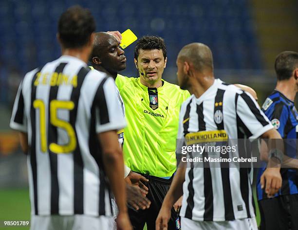 The referee Antonio Damato shows the second yellow card toward Mohammed Sissoko of Juventus FC during the Serie A match between FC Internazionale...