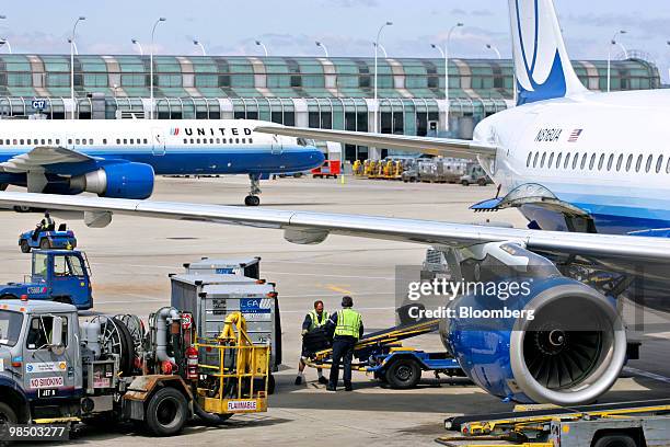 Workers load bags onto a United Airlines Airbus A319 jet at O'Hare International Airport in Chicago, Illinois, U.S., on Friday, April 16, 2010. A...