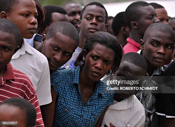 Residents of the western Ugandan town of Fort Port attempt tp see King Oyo Nyimba Kabamba Iguru Rukidi IV during a ceremony marking the King's...