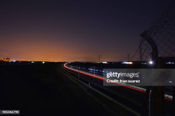 nocturnidad y tren en la oscuridad - tren stock pictures, royalty-free photos & images