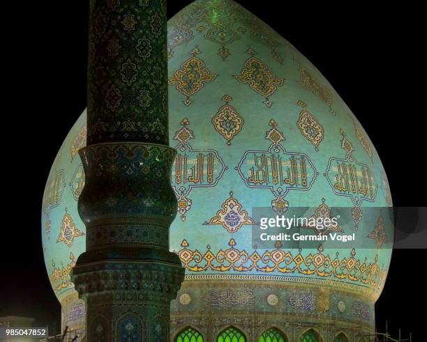 imam mahdi jamkaran mosque dome and minaret at night, qom, iran - jamkaran mosque stock-fotos und bilder