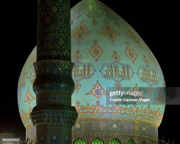 imam mahdi jamkaran mosque dome and minaret at night, qom, iran - qom bildbanksfoton och bilder