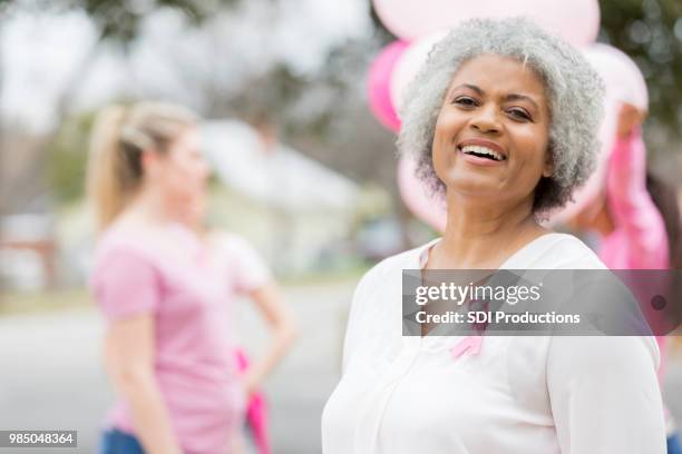 segura mujer durante evento de conciencia de cáncer de mama - concienciación sobre el cáncer de mama fotografías e imágenes de stock