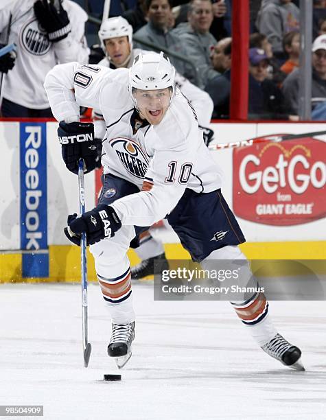 Shawn Horcoff of the Edmonton Oilers plays the puck in the neutral zone during their NHL game against the Columbus Blue Jackets on March 15, 2010 at...