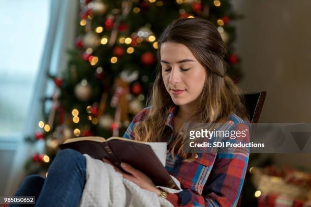 在耶誕節讀聖經時, 女人祈禱 - 祭日 個照片及圖片檔