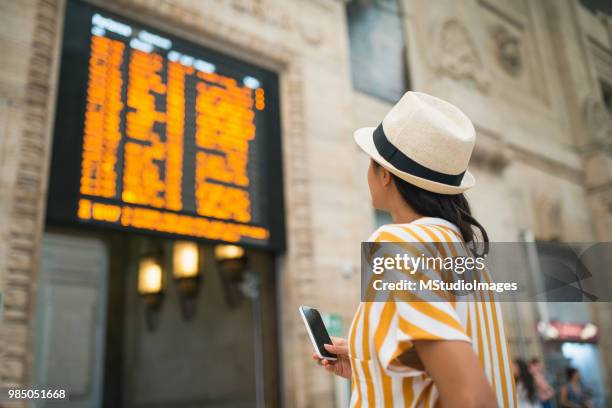 toeristische vrouw bij het station. - treinstation stockfoto's en -beelden