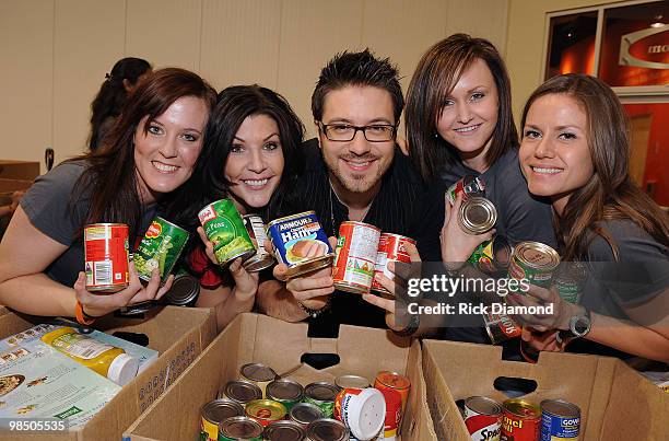 Former American Idol Danny Gokey along with FOX 5 KVVU - TV Reporter Claudine Grant and UNLV Dirtatvolunteers ar part of The American Idol Gives Back...