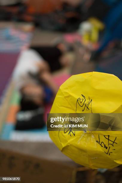 umbrella revolution keeps going in hk. - hk landscape fotografías e imágenes de stock