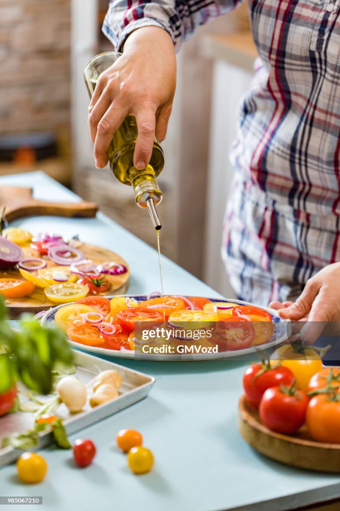 Zubereitung frischer Sommer Tomatensalat